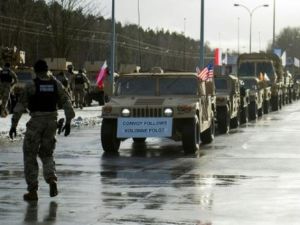 استقبال جنود اميركيين لدى وصولهم الحدود البولندية-الالمانية

