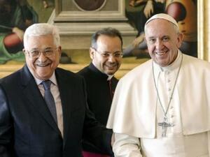 البابا فرنسيس والرئيس الفلسطيني محمود عباس اثناء لقائهما الخاص في الفاتيكان قبل افتتاح سفارة دولة فلسطين في الفاتيكان

