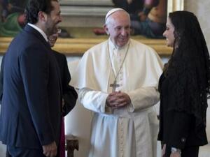 البابا فرنسيس خلال استقباله رئيس الوزراء اللبناني سعد الحريري وزوجته لارا في الفاتيكان

