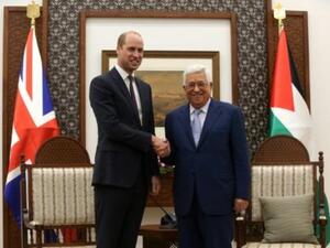 الامير وليام خلال لقائه الرئيس الفلسطيني محمود عباس في رام الله بالضفة الغربية المحتلة
