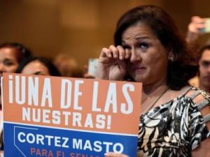 داعمة للمرشحة الديمقراطية لانتخابات حاكم ولاية نيفادا كاثرين كورتيز في لاس فيجاس
