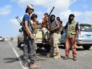 مقاتلون موالون للرئيس اليمني عبد ربه منصور هادي يستريحون على الطريق من عدن الى مضيق باب المندب

