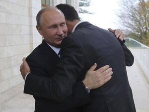 ارشيف/ الرئيس الروسي فلاديمير بوتين معانقا نظيره السوري بشار الاسد