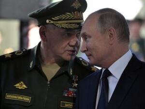 وزير الدفاع الروسي سيرجي شويجو (الى اليسار) يتحدث الى الرئيس فلاديمير بوتين


