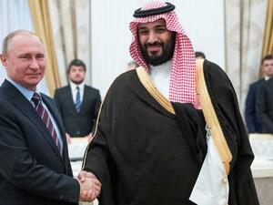 الرئيس الروسي فلاديمير بوتين (يسار) مصافحا ولي ولي العهد السعودي الأمير محمد بن سلمان
