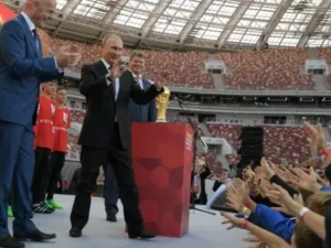 رئيس الفيفا جياني انفانتينو (يسار) والرئيس الروسي فلاديمير بوتين في موسكو قبل انطلاق كأس العالم الشهر الماضي
