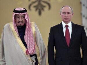 العاهل السعودي الملك سلمان (إلى اليمين) وبجواره الرئيس الروسي فلاديمير بوتين في الكرملين بموسكو يوم الخميس

