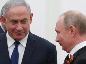 الرئيس الروسي فلاديمير بوتين (يمينا) ورئيس وزراء إسرائيل بنيامين نتنياهو خلال اجتماع بالكرملين في موسكو يوم التاسع من مايو أيار
