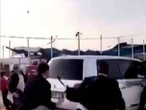 متظاهرون غاضبون يرشقون موكب السفير القطري بالحجارة في غزة 