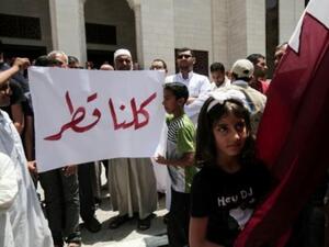 تظاهرة تأييد لقطر أمام مقر مشروع الاسكان الذي تموله قطر في خان يونس جنوب قطاع غزة

