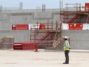 جانب من أعمال الانشاءات في أحد الاستادات التي تستضيف كأس العالم 2022 في قطر
