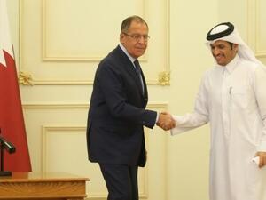 وزير الخارجية الروسي سيرغي لافروف (يسار) مع نظيره القطري الشيخ محمد بن عبد الرحمن آل ثاني في الدوحة 
