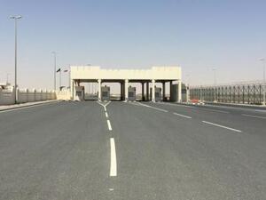 منظر عام لمعبر حدودي مؤد للسعودية في قطر 
