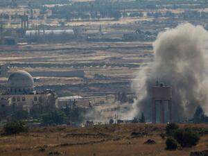 سحابة دخان ناجمة عن القتال المحتدم بين الجيش السوري ومقاتلي المعارضة في القنيطرة جنوب سوريا

