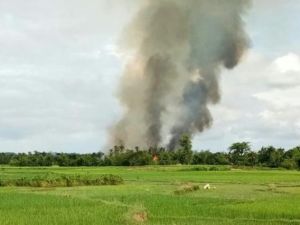 أعمدة الدخان تتصاعد من قرية تحترق في منطقة قريبة من مونغداو فيولاية راخين

