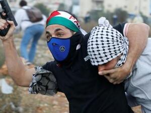 شرطي اسرائيلي بلباس مدني يوقف متظاهرا فلسطينيا خلال تظاهرة في رام الله

