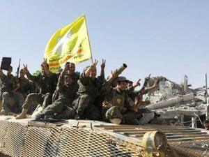 مقاتلون من قوات سوريا الديمقراطية يحتفلون بانتصارهم في الرقة
