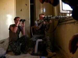 قناص أميركي ومقاتل بريطاني في صفوف المجلس العسكري السرياني الذي يقاتل مع قوات سوريا الديموقراطية ضد تنظيم الدولة الاسلامية في الرقة

