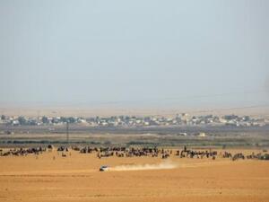 مدنيون سوريون ينتظرون على مقربة من الخطوط الامامية قرب قرية مزرعة خالد على بعد 40 كلم عن الرقة
