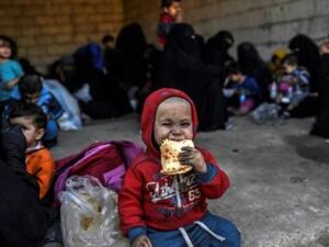 نساء سوريات واطفال يتجمعون قرب الجبهة الغربية بعد فرارهم من وسط الرقة

