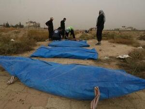 سوريون في الرقة يستخرجون جثث ذويهم 
