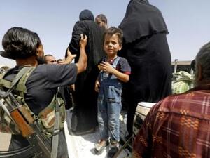 نازحون سوريون من الرقة يصلون إلى قرية حاوي الهوى على بعد أقل من كيلومترين خارج المدينة
