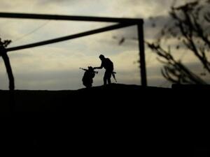 مقاتلان قرب الرقة معقل تنظيم الدولة الاسلامية
