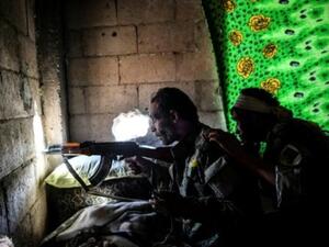 مقاتلان من قوات سوريا الديموقراطية التي تدعمها واشنطن يتمركزان في الجبهة الشرقية في الرقة

