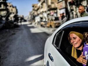 امرأة تبكي عند النظر الى منزلها في الرقة

