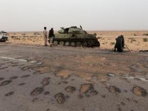 أفراد من الجيش الوطني الليبي بفحصون مركبات عسكرية بعد اشتباكات مع مقاتلين من سرايا الدفاع عن بنغازي عند مرفأ راس لانوف 
