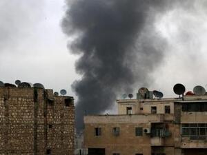 دخان يتصاعد بعد ضربات على مناطق تحت سيطرة المعارضة بشرق حلب

