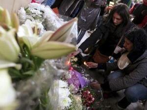 أشخاص يحضرون مراسم تأبين لجوليو ريجيني أمام السفارة الايطالية بالقاهرة
