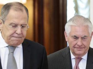 وزير الخارجية الروسي سيرجي لافروف (يسار) ونظيرة الأمريكي ريكس تيلرسون في موسكو يوم الأربعاء
