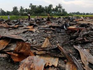 بقايا سوق أضرمت فيه النيران في قرية لطائفة الروهينجا على أطراف ولاية الراخين
