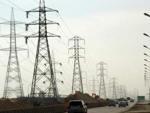 اعمدة كهربائية على طول شارع رئيسي في الرياض
