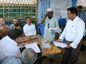 أعضاء من منظمة التعاون الاسلامي التقوا لاجئ من الروهينغيا في مخيم لاجئين في بنغلادش
