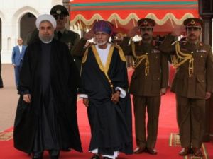 السلطان قابوس بن سعيد والرئيس الايراني حسن روحاني يستعرضان حرس الشرف في مسقط الاربعاء

