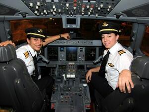 طيارتان اردنيتان داخل مقصورة طائرة تابعة للملكية الأردنية

