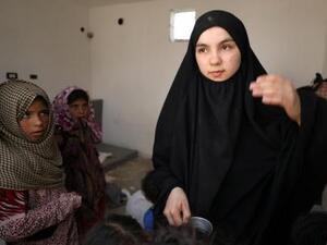 نور الهدى زوجة مقاتل سابق في تنظيم الدولة الاسلامية داخل مخيم للنازحين في عين عيسى شمالي الرقة

