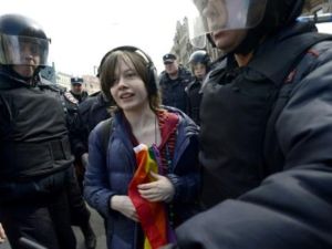 توقيف ناشطة خلال تظاهرة في سان بطرسبورغ ضد اضطهاد المثليين في الشيشان

