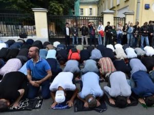 مئات المسلمين الروس يؤدون الصلاة أمام سفارة بورما في موسكو

