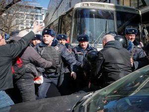 الشرطة الروسية تعتقل زعيما معارضا وعشرات المحتجين على الفساد
