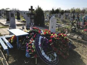 مشهد عام لقبر المتعاقد بالجيش الروسي فلاديمير بلوتينسكي في كروبوتكين في روسيا 
