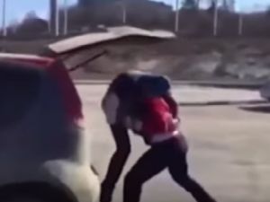 حظه العاثر جعله يتحرش ب"اقوى امرأة" في سيبيريا