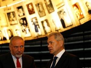 وزير الدفاع الإسرائيلي أفيجدور ليبرمان (إلى اليسار) يتحدث إلى وزير الدفاع الروسي سيرجي شويجو في القدس

