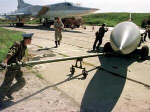 جنود روس يسحبون صاروخا باتجاه قاذفة توبوليف-22 في قاعدة عسكرية روسية
