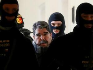 الزعيم الكردي السوري صالح مسلم محاطا بعناصر من الشرطة التشيكية لدى اقتياده الى المحاكمة

