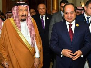 عبد الفتاح السيسي والملك سلمان خلال لقاء على هامش القمة العربية في السويمة
