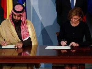 ولي العهد السعودي ووزير الدفاع محمد بن سلمان ووزيرة الدفاع الإسبانية ماريا دولوريس دي كوسبيدال يوقعان اتفاقا في مدريد يوم الخميس
