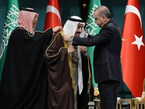 الرئيس التركي رجب طيب اردوغان يقلد وساما للعاهل السعودي الملك سلمان